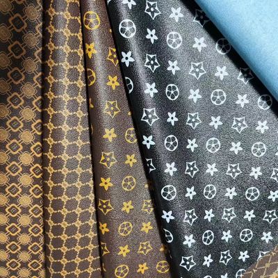 विंटेज लेटर प्रिंटेड पीवीसी लेदर फॉर बैग्स सॉफ्ट ब्रश बॉटम इको फ्रेंडली