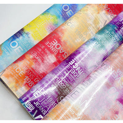 पीयू इंद्रधनुष अक्षर प्रिंट पत्रिका डिजाइन सिंथेटिक लेदर वाटरप्रूफ फॉक्स लेदर फैब्रिक लगेज बैग कॉस्मेटिक फर्नीचर/सोफा के लिए