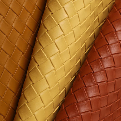 नरम और टिकाऊ उभरा हुआ बुना हुआ हैंडबैग पीवीसी नकली चमड़े का कपड़े