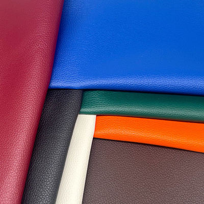 फैक्टरी थोक पीवीसी 0.6 मिमी लीची टेक्सचर फॉक्स लेदर एम्बॉस्ड आर्टिफिशियल सिंथेटिक लेदर कार सीट बैग फुट डेकोरेटिव के लिए