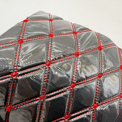 कस्टम रजाईदार पीवीसी लेदर कार फुट मैट 4.6 मिमी मोटा फोम पैडिंग के साथ, स्ट्रेची फिट, उभरा हुआ, कढ़ाई वाला कार सीट सोफा बैग के लिए