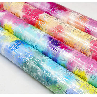 पीयू इंद्रधनुष अक्षर प्रिंट पत्रिका डिजाइन सिंथेटिक लेदर वाटरप्रूफ फॉक्स लेदर फैब्रिक लगेज बैग कॉस्मेटिक फर्नीचर/सोफा के लिए