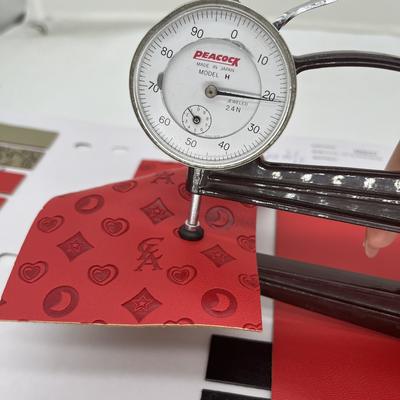 जूता बैग के लिए पु प्रेस सिंथेटिक चमड़े पैकेज टेबल मैट सिंथेटिक नकली चमड़े के कपड़े